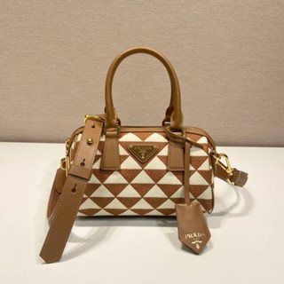 รุ่นใหม่ มาแรง จากแบรนด์  Prada กับทรง หมอนอยู่ทรงสวย