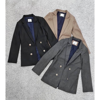 ส่งต่อเสื้อสูท Blazer Bershka  ใส่ทำงาน ใส่เที่ยว  เนื้อผ้าหนาปานกลาง ทรงสวย