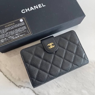 กระเป๋าสตางค์ CHANEL WALLET CAVEAR        เป็นกระเป๋าสตางค์รุ่นคลาสสิคและฮิตมากๆ💛