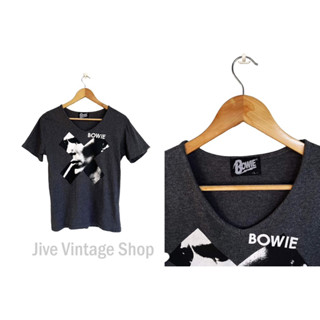 เสื้อยืด David Bowie ของลิขสิทธ์แท้แขนสั้น สีเทาเข้ม คอวี unisex ไซส์ L มือสอง จากตู้ญี่ปุ่น มีตำหนิที่ปลายแขนเสื้อ