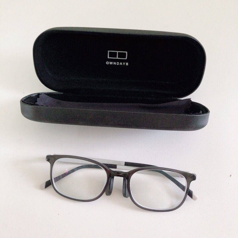 กรอบแว่นสายตาเด็ก ยี่ห้อ Owndays พร้อมกล่องและผ้าเช็ดแว่น
