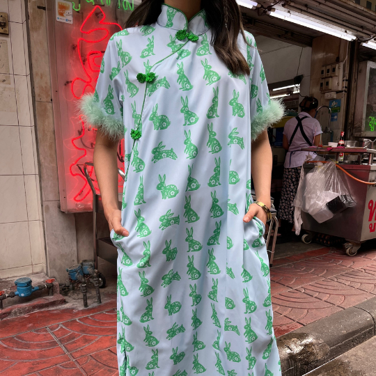 THONGYOY - Dress Qipao ขนนก Lucky Rabbit เดรสกี่เพ้าแต่งขนนกลายกระต่าย ชุดจีนแต่งขนนก - รูปที่ 2