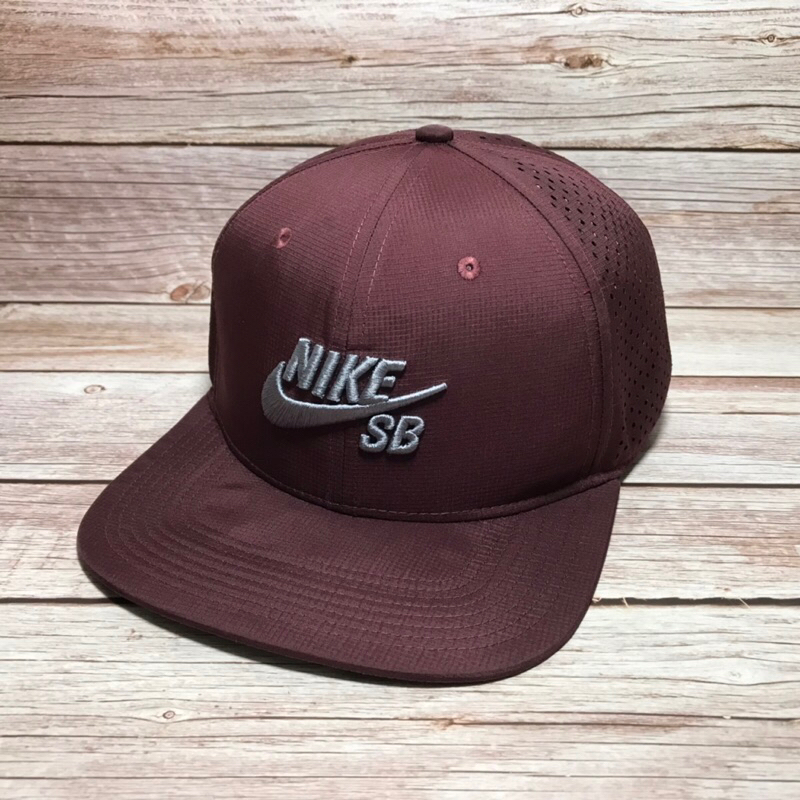 หมวก Nike SB Performance Burgundy &amp; Grey Trucker Cap