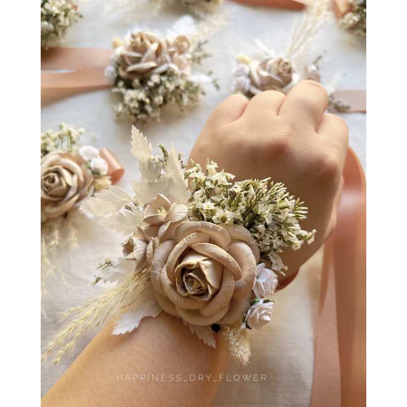 ดอกไม้ข้อมือเพื่อนเจ้าสาว✨ New ✨พร้อมส่ง!! ข้อมือเพื่อนเจ้าสาวโทนเบจหรือสีกากี สีสวยม้ากกก – โปรปัง
