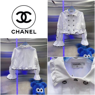 เสื้อเชิ๊ตแขนยาวสีขาวแต่งกระดุมปั้มโลโก้แบรนด์ CHANEL