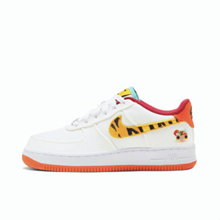 【พร้อมส่ง ของแท้ 100%】Nike Air Force 1 LV8（GS）“Year of the Tiger”CNYผ้าใบ รองเท้าวิ่ง