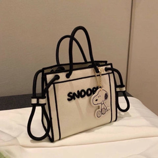 Snoopy New collection 🖤 กระเป๋าน้อนกำลังฮิต ต้องมีน้า มาพร้อมพวงกุญแจ ขนาด18✖️16  มี 2สี ขาว ดำ