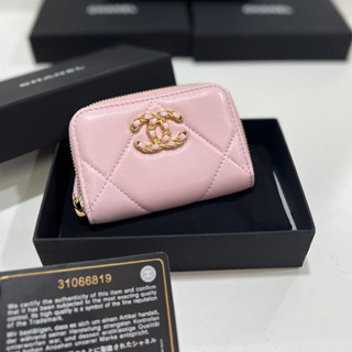 กระเป๋าตังต์ CHANEL MINI WALLET LAMB WITH LOGO CC งานออริ        เป็นกระเป๋าใส่การ์ด ที่ตองมีใส่การ์ดหลายใบ