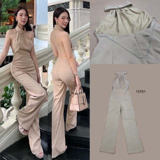 จั๊มสูทขายาวสีครีม ผ้าทิ้งตัวดีมาก แอบเซ็กซี่ โชว์หลัง มีสายเพชร คล้องด้านหลัง