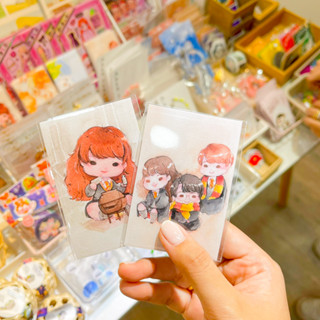 Card sticker สติกเกอร์ติดบัตร ลายเฮอร์ไมโอนี่และแฮร์รี่กับชาวแกงค์ แฟนอาร์ตจากภาพยนต์เรื่อง Harry Potter[Kckanyaluck]