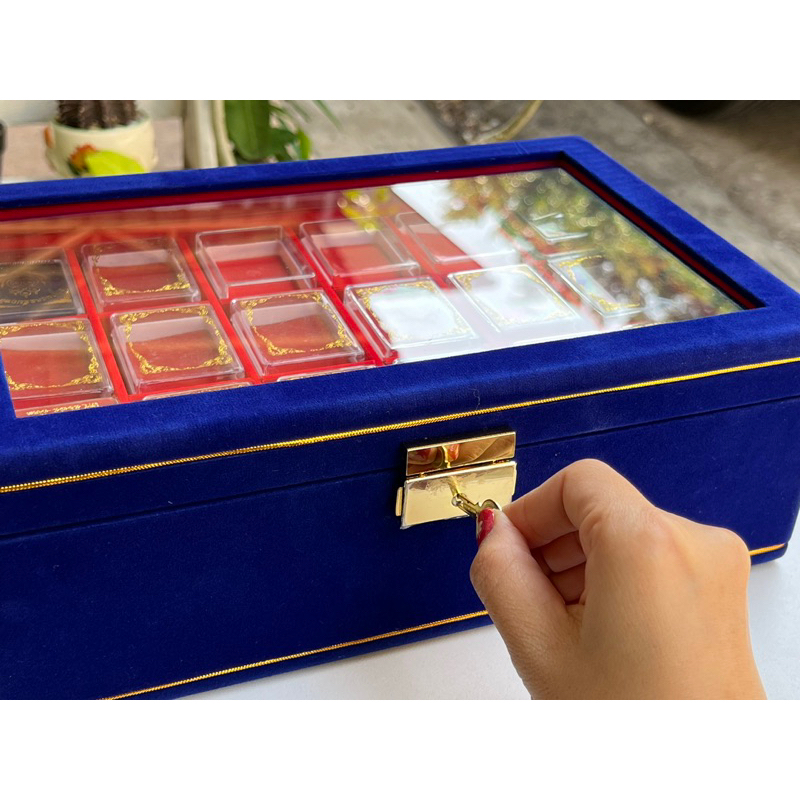 กล่องใส่พระ3ชั้น54ช่องกำมะหยี่สีน้ำเงินภายในสีแดงฝากระจกขอบคิ้วทองมีกุญแจ ล็อคด้านหน้าได้ - รูปที่ 3