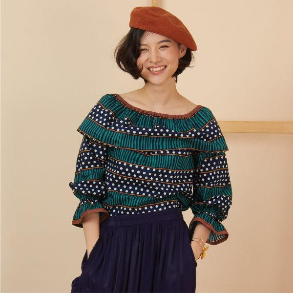 C&D Cotton Blouse เสื้อเบลาาส์ แขนยาว แต่งระบายที่คอเสื้อ สีเขียว พิมพ์ลายกราฟฟิก เนื้อผ้าคอตตอน (CS