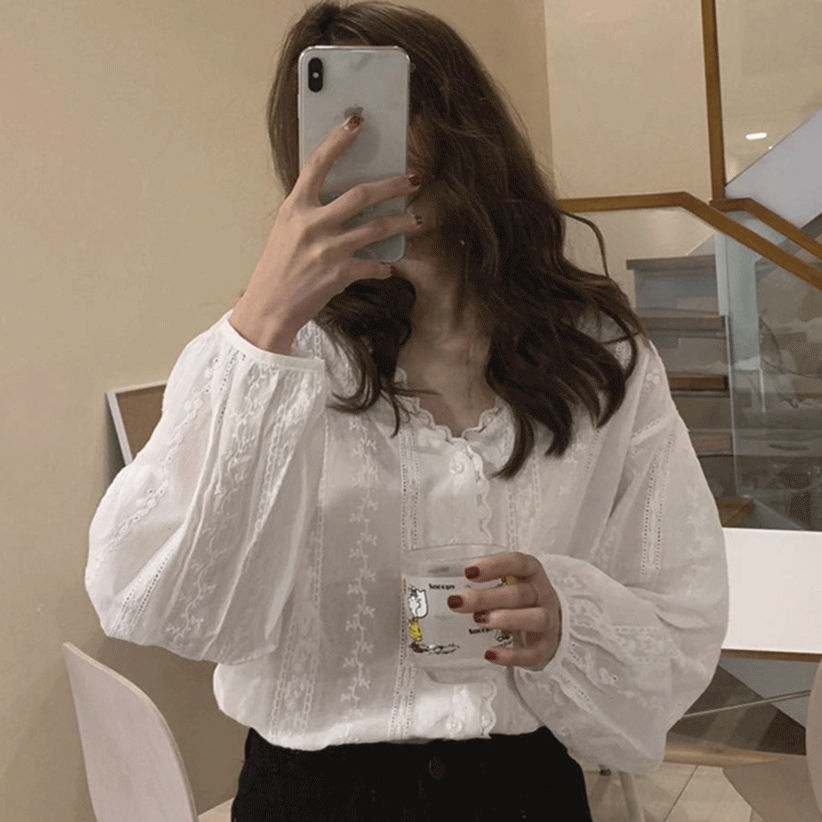 CT2716จัดส่งทันที เสื้อเชิ้ตชีฟองลูกไม้สีขาว เสื้อผ้าแฟชั่นผู้หญิง คอวีแขนยาวงานปัก สไตล์ที่อ่อนโยน ปาร์ตี้ก็ใส่ได้