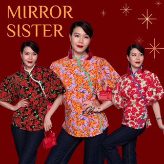 🔖ป้าย Mirrorsister 30109.1 เสื้อกี่เพ้าคอจีนตั้ง ลายดอกโบตั๋น ช่วงแขนพอง แต่งขอบกุ๊นโค้งcurveสีตัดกันกับตัวเสื้อ