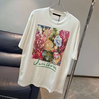 LOUIS VUITTON LV FLOWER TAPESTRY PRINT T-SHIRT IN WHITE เสื้อยืดคอกลมแขนสั้น แบรนด์หลุยส์วิตตอง ดอกไม้ สกรีนตัวหนังสือ