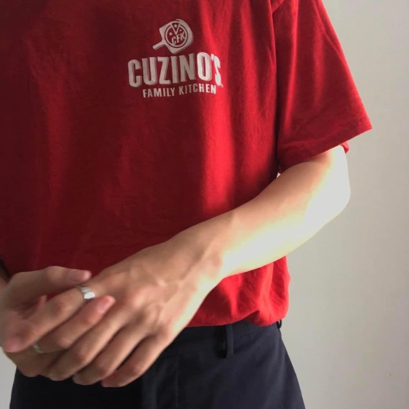 พร้อมส่ง🛸 เสื้อยืดoversize สีแดง CUZINO'S FAMILY KITCHEN #เสื้อยืดมือสองสภาพดี