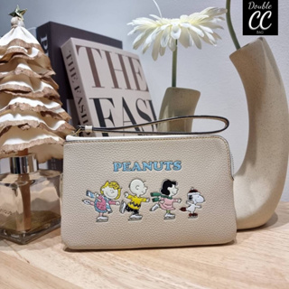 (แท้ 💯%‼ from Factory) CF215 × PEANUTS CORNER ZIP WRISTLET WITH SNOOPY PRESENT MOTIF