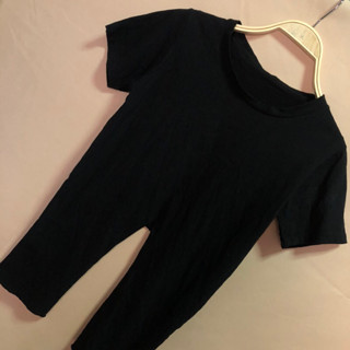 เสื้อครอปคอกลม  สีดำ ข้างหน้าปลายยาวผ่ากลาง มือสอง