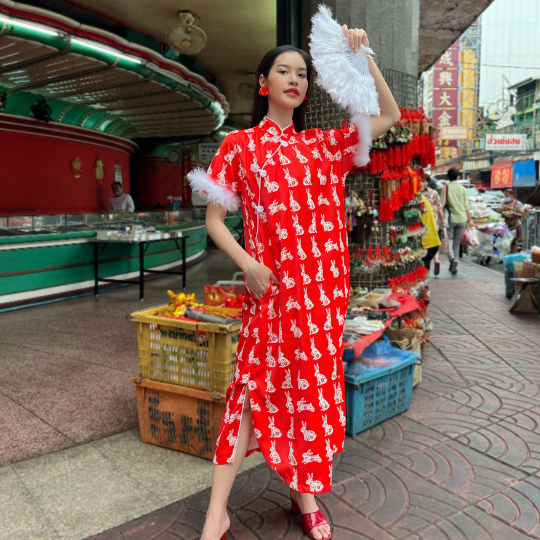 THONGYOY - Dress Qipao ขนนก Lucky Rabbit เดรสกี่เพ้าแต่งขนนกลายกระต่าย ชุดจีนแต่งขนนก - รูปที่ 4