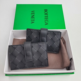 กระเป๋าสำหรับเก็บการ์ดสีดำ Card Holder แบรนด์ Bottega Veneta รุ่น Woven Leather Accordion Intrecciato