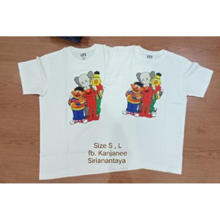 เสื้อยืด UNIQLO Kaws x Sesame Street