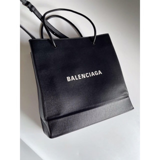 🦋สินค้าพร้อมส่ง🦋   New🤍Balenciaga Small Shopping Tote มีสายยาว  ถอดได้ ขนาด 10.5 x 10.5 x 4 นิ้ว สวย เรียบ หรู ราคาดีมาก