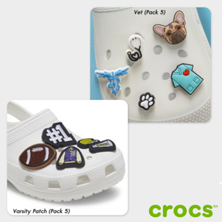 Crocs Collection Jibbitz จิ๊บบิทแฟชั่น 5PK (1 แพ็ค มีจำนวน 5 ชิ้น) รุ่น Vet 10010365 / Varsity Patch 10011116 (720)