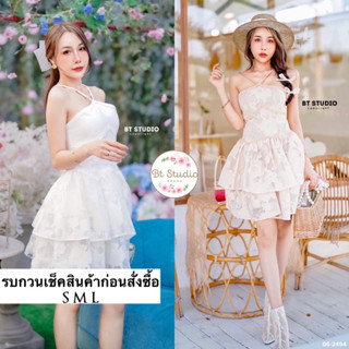 เดรสสั้นสายเดี่ยวพาดจากกลางอกไปด้านหลังแต่งผ้าลายดอกไม้แต่งกุ้นขอบด้วยลูกไม้ กระโปรงแต่งระบายชั้น ๆ นั้ลล้ากก พร้อมเสริฟ