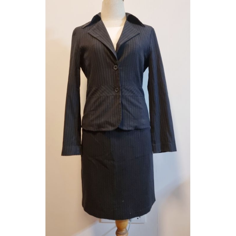 ชุดสูทกระโปรง ใส่ทำงาน AIIZ มือสอง