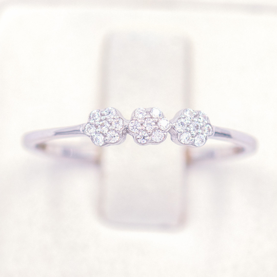 Lucky Gems แหวนเงินแท้ 925 เพชร CZ ชุบโรเดียม แหวนกระจุกดอกไม้ 3 ดอก CZME837ws