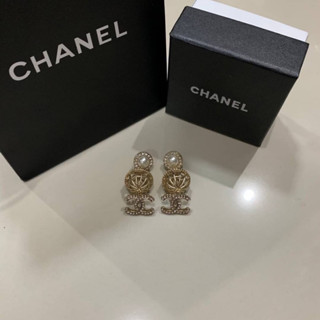 CHANEL CC PEARL EARRINGS เครื่องประดับแบรนด์ชาแนล ตุ้มหู ต่างหูห้อยตัวหนังสือ CC ประดับคริสตัล