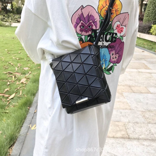 ส่งฟรี [BAO BAO] ISSEY Miyake Off-White Flap Messenger Small ทันสมัยทรงสามเหลี่ยม