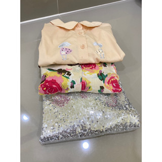 เสื้อมือสองทั้งหมดสามตัว