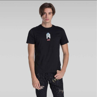 เสื้อยืดชาย LEVIS ® - Star Wars™ x LEVIS ® เสื้อยืด Perfect Graphic Tee- R2D2 Men T-shirt Black color สินค้าลิขสิทธิ์