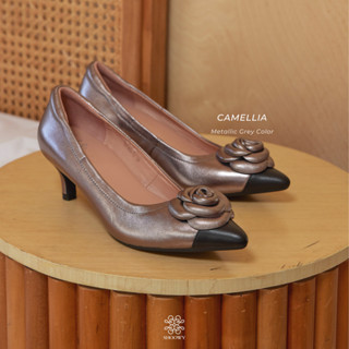 รองเท้าหนังแกะรุ่น Camellia Metallic Grey color (สีเทาเมทัลลิค)