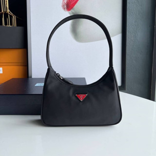 กระเป๋า prada hobo bag  re-edition งานออริคุณภาพงานดีสุดเทียบเท่าของเเท้มาพร้อมกับกล่อง💛