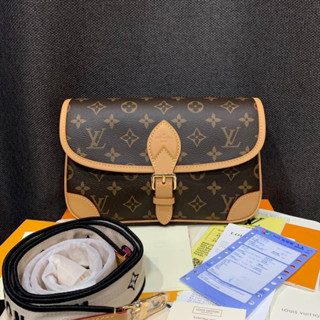 LOUIS VUITTON DIANE BAG WITH STRAP กระเป๋าสะพายไหล่ แบรนด์หลุยส์วิตตอง สีน้ำตาล ลายตัวหนังสือ LV โลโก้โมโนแกรม