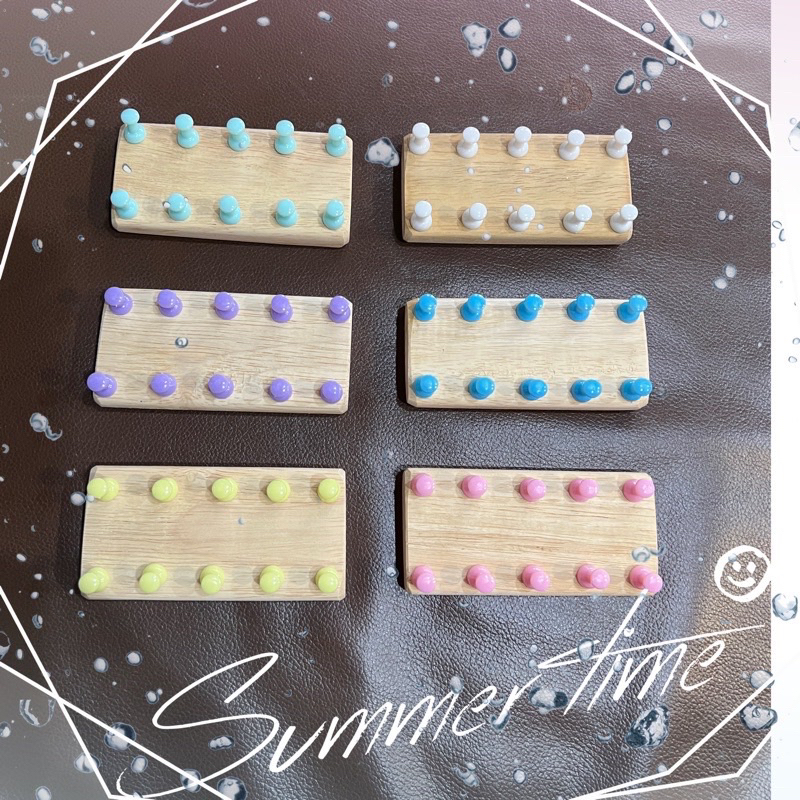 แท่นวางเล็บ pVc แท่นไม้ธรรมชาติแข็งแรง ทนทาน ใช้งานกับที่อบเล็บได้ปกติมี 6 สีสีพาสเทลสวยๆไห้เลือกล สินค้ามีพร้อมส่งจ้า