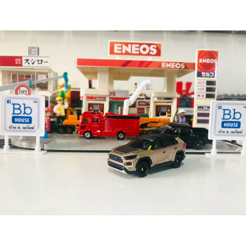MODEL 1/64 TOMICA : TOYOTA CROSS (RAV-4 in Japan spec)