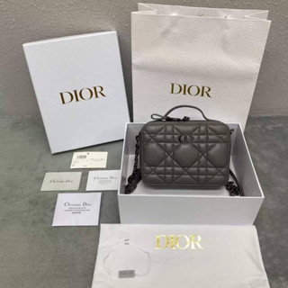 CHRISTIAN DIOR BOX BAG WITH CHAIN  New Collection  เป็นงานดีสุดแบบเทียบเเท้ ทั้งคุณภาพ กับรายละเอียด ทำจากหนังลูกวัวแท้