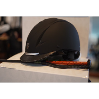 หมวกขี่ม้า hanoverian germany สีดำ black leather cap ปรับได้ เเละปีกหน้า safety หากเกิดอุบัติเหตุ จะไม่เเตกใส่ตาผู้ขี่