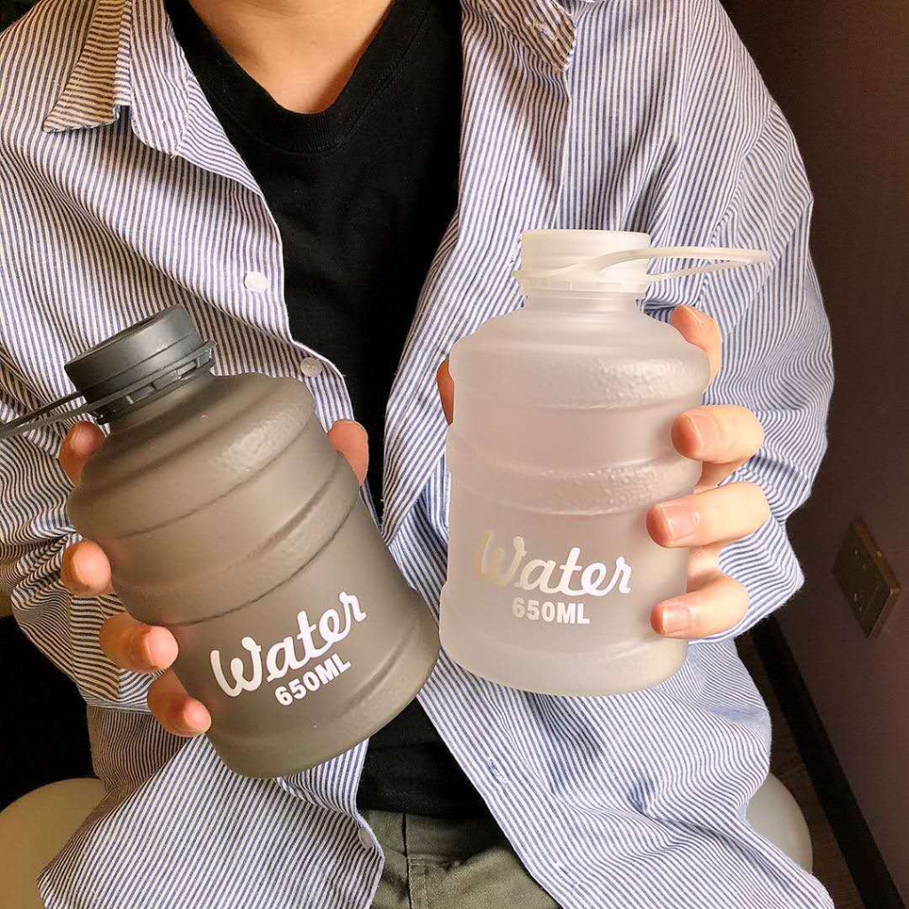 กรุงเทพจัดส่งสินค้า  ถังน้ำรูปทรงขวดน้ำเด็ก 650 มล.ขนาดใหญ่พกพาสะดวก มีหลายสี