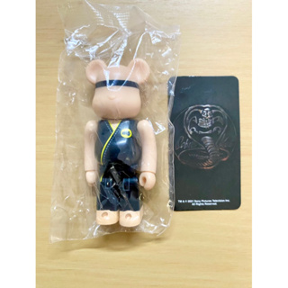 ฟิกเกอร์ bearbrick 100% Series 43 : Cobra Kai (ใหม่ในซอง มีการ์ด) ของญี่ปุ่นแท้💯 (งาน Medicom toy)