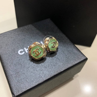 CHANEL CC LOGO ROUND GREEN GEM STUD EARRINGS เครื่องประดับ ตุ้มหู ต่างหู แบรนด์ชาแนล สีเขียว ทรงกลม ตัวหนังสือ CC ทอง