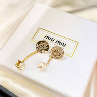 MIU MIU CAT HEART CRYSTAL AND PEARL EARRINGS GOLD เครื่องประดับ ตุ้มหูห้อยระย้า ต่างหูแบรนด์มิวมิว