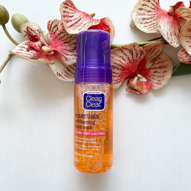 รุ่นแถมแปรง 150 ml. ผลิต 02/25 โฟมมิ่ง สบู่เหลวล้างหน้า แบบปั๊ม Clean&Clear Essentials Self-Foaming Facial Wash