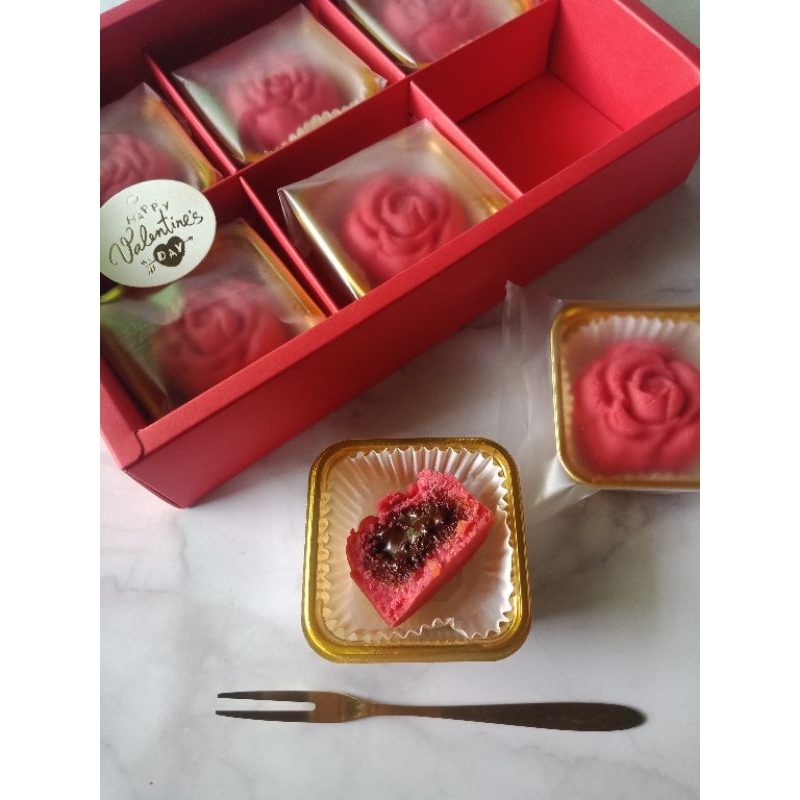 Happy Valentine's Day ชีสทาร์ตสตรอว์เบอร์รี่ดาร์คช็อคลาวา