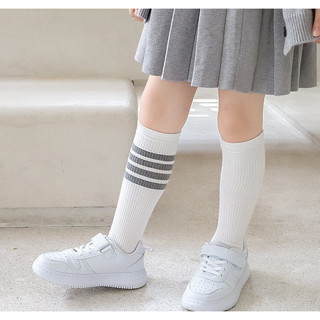 ถุงเท้าแบบยาว socks striped สีขาว