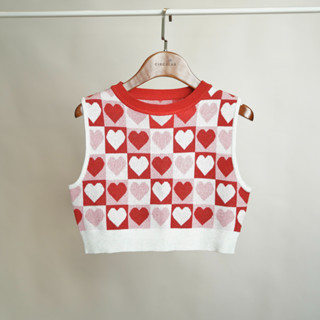 [Pre -Order] เสื้อครอป นิ้ตติ้ง ผู้หญิง แขนกุด ลายหัวใจ “Circular chess board heart”