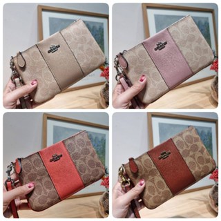 COACH 32445 SMALL WRISLET IN COLORBLOCK SIGNATURE CANVAS กระเป๋าคล้องมือ